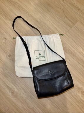 Vintage Gucci Black Pebbled Leather Messenger LOGO Bag